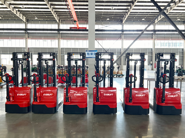 Everlift 1.2 T 1.5T 3M 3.5M Gerbeur de palettes entièrement électrique Gerbeur économique Gerbeur latéral à 3 étages Option de levage gratuite Prix d'usine CE