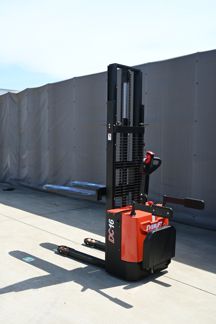 Everlift 1500kg 2000kg 3M Palette Battery Power Stacklift Forklift avec support sur la plate-forme pédale